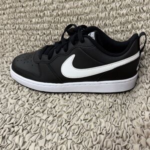NIKE B COURT BOROUGH LOW 2
BLKWH Nike Black and White Athletic Shoes